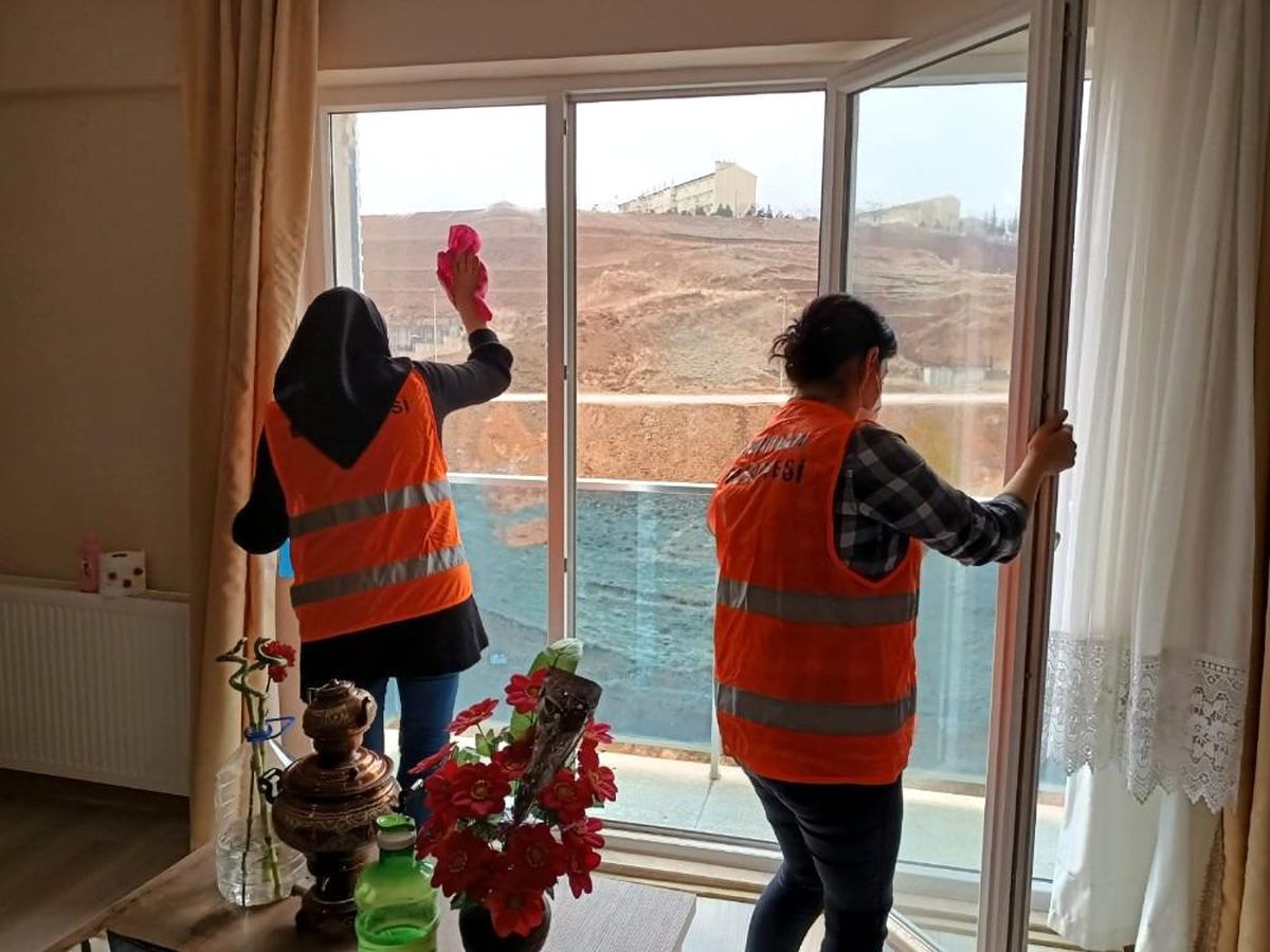 Yahşihan\'da belediye ekipleri yaşlıların evlerini temizliyor