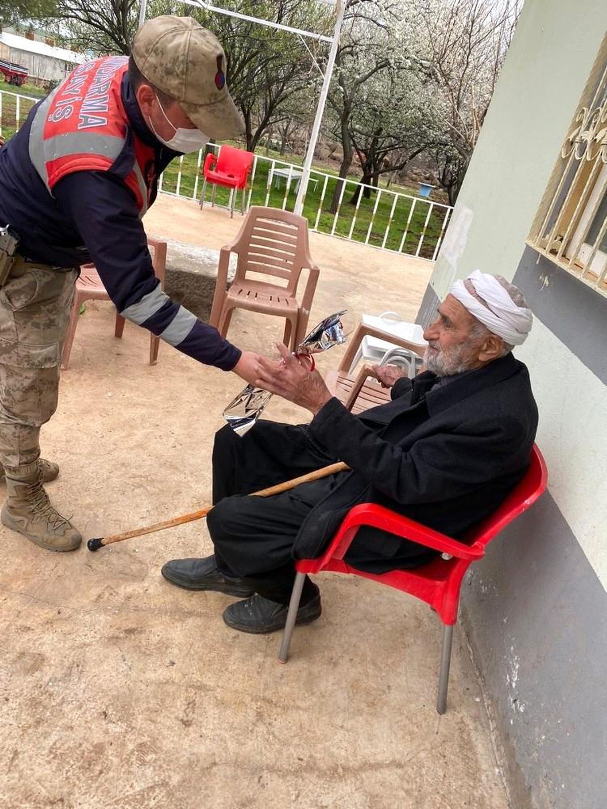 Yaşlılara saygı haftasında Jandarma\'dan örnek davranış