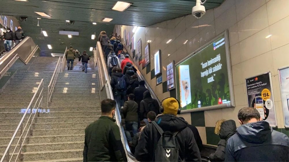 Yenikapı metrosunda kalabalık manzara dikkat çekti