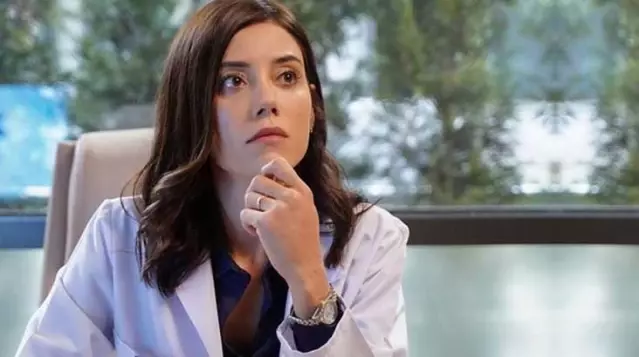 Yılın en beğenilen kadın dizi oyuncusu seçilen Cansu Dere, ödülüyle poz verdi Yılın en beğenilen kadın dizi oyuncusu seçilen Cansu Dere, ödülüyle poz verdi