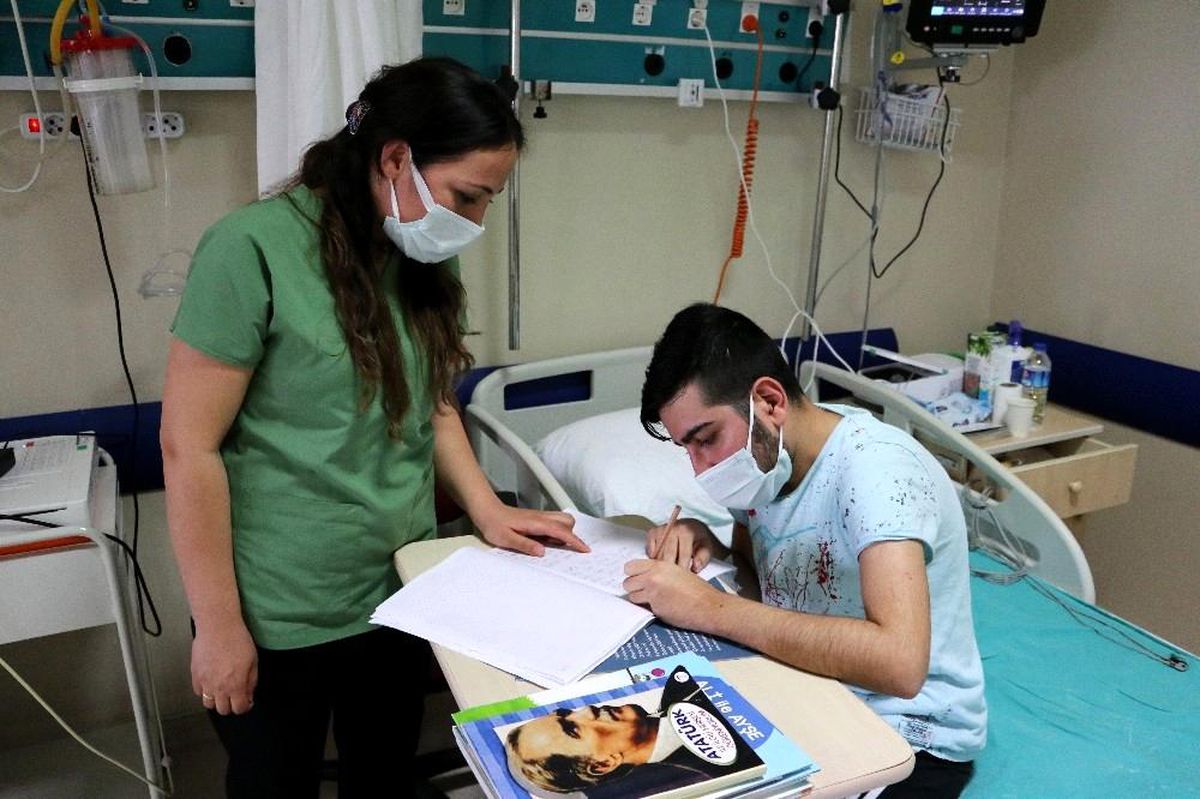 23 yaşındaki Emrullah\'ın ilk öğretmeni Dilek hemşire oldu