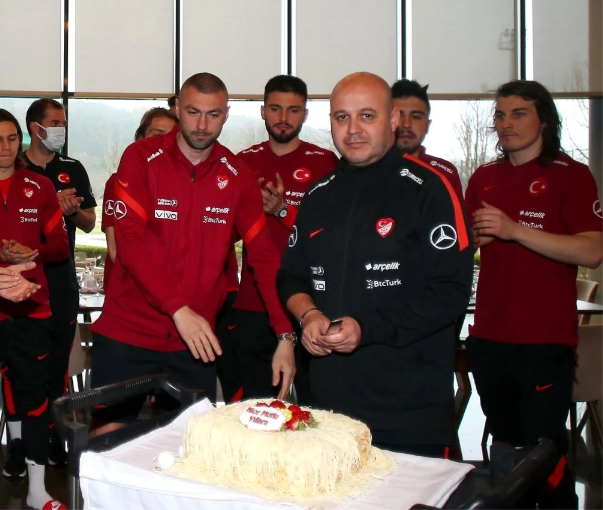 A Milli Futbol Takımı\'nda Eren Şafak\'ın doğum günü kutlandı