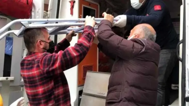 Kafas�na demir merdiven saplanan talihsiz adam hayat�n�n �okunu ya�ad�