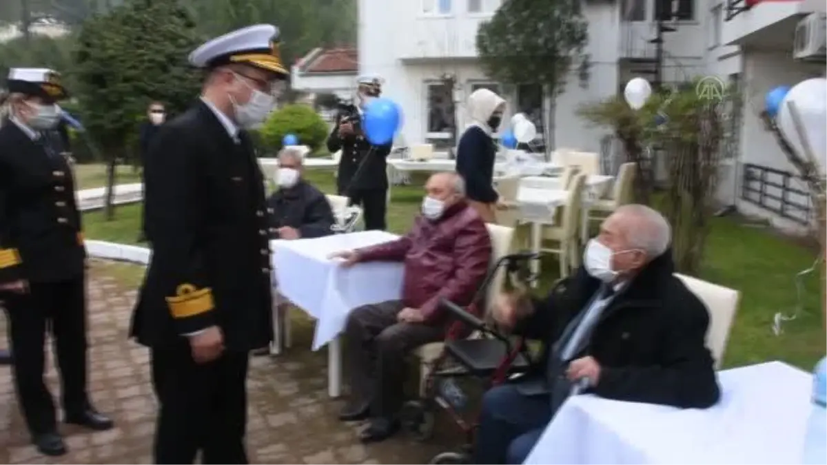 Aksaz Deniz Üs Komutanlığı Orkestrası huzurevi sakinleri için çaldı