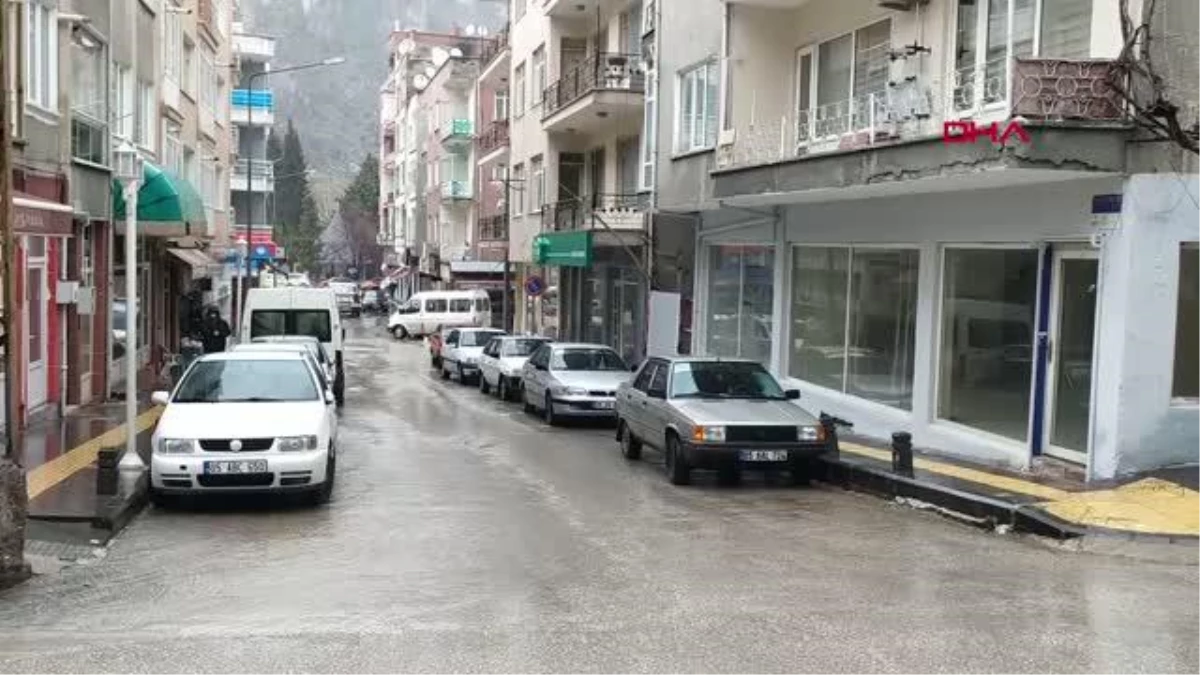 AMASYA Çok yüksek riskli il Amasya\'da sağanakla birlikte sokaklar bomboş kaldı