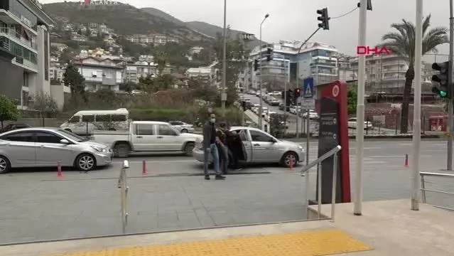 Son dakika haberleri... ANTALYA Eşini öldüren kocaya 'Adamsın' tezahüratı yapınca gözaltına alındı, kadınlardan özür diledi