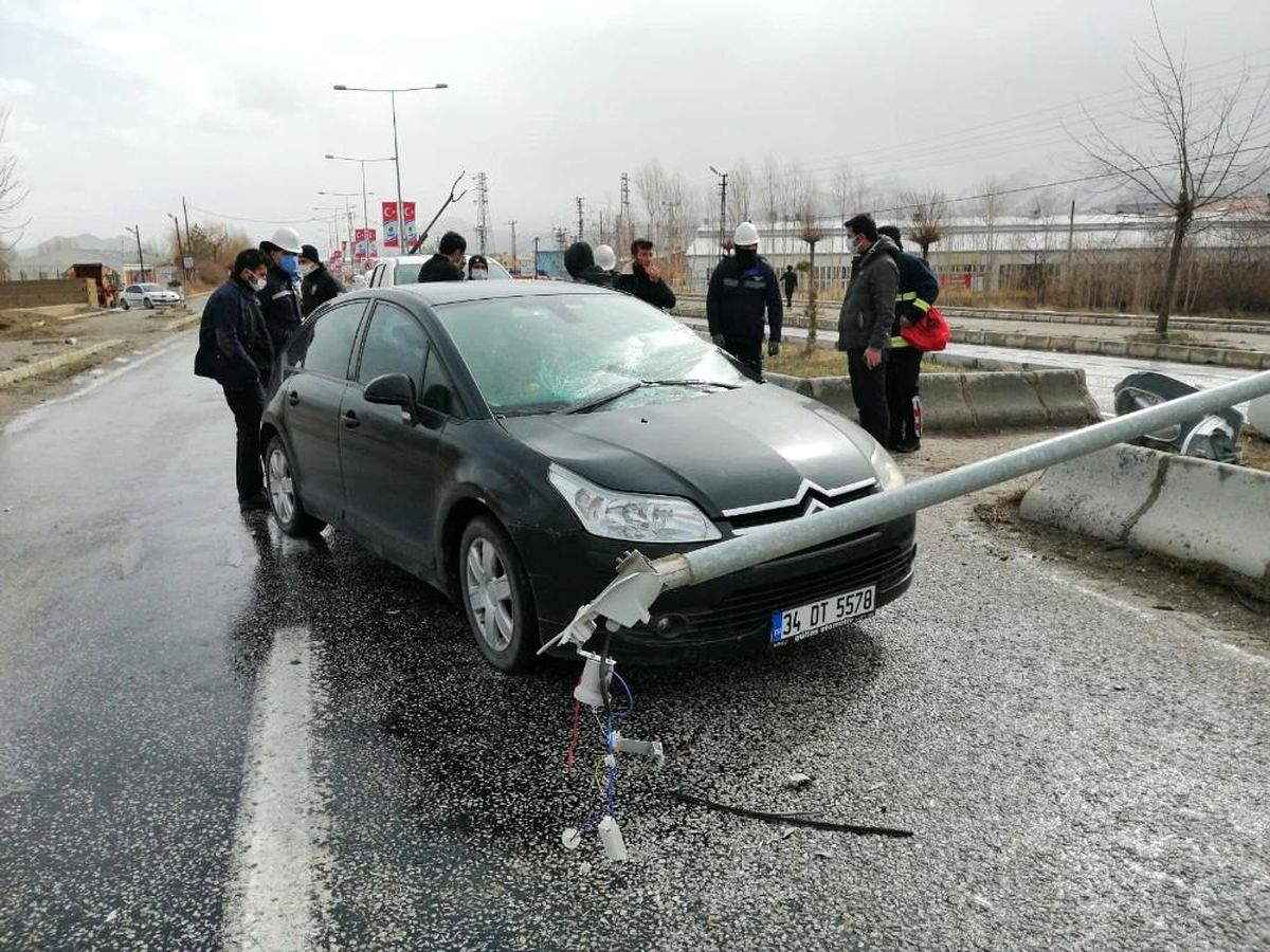 Aydınlatma direği seyir halindeki otomobilin üzerine devrildi