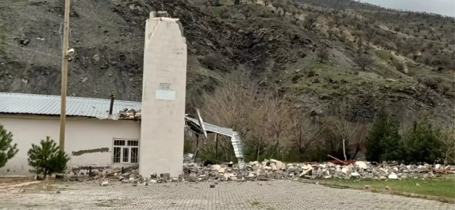 Batman\'da şiddetli rüzgar cami minaresini yıktı