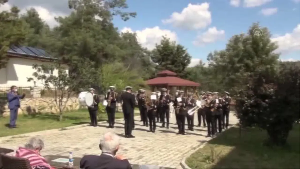 Belediyenin bando takımı huzurevi sakinleri için çaldı