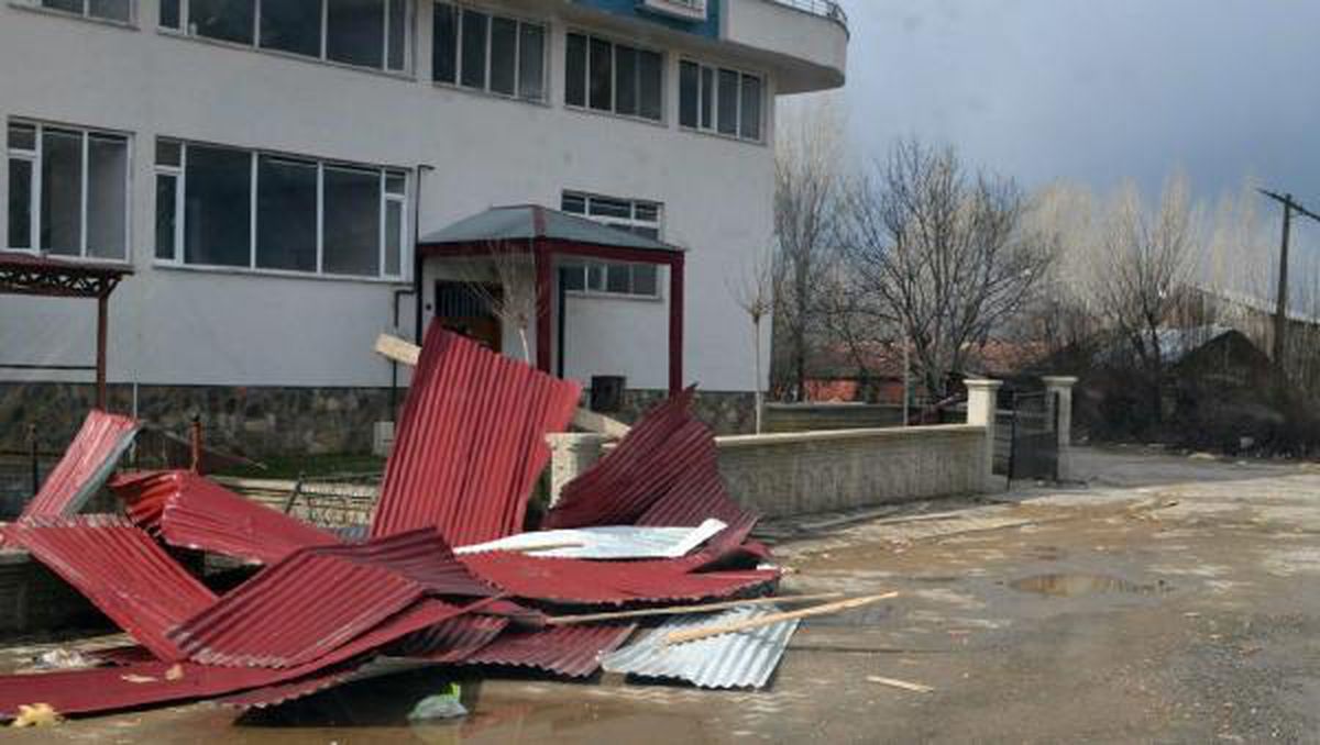 Bingöl\'de fırtına; çatılar uçtu, ağaçlar devrildi