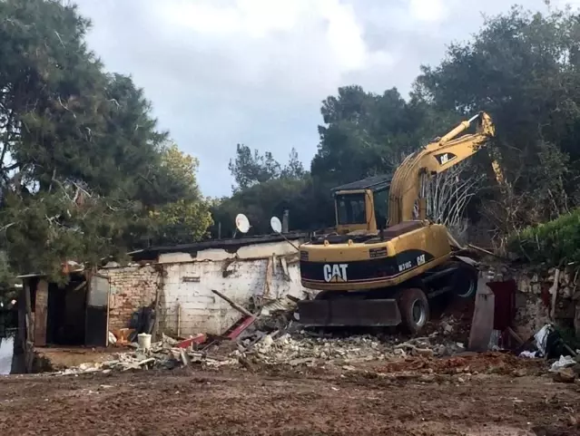 Burgazada'daki ahırlar İBB tarafından yıkıldı