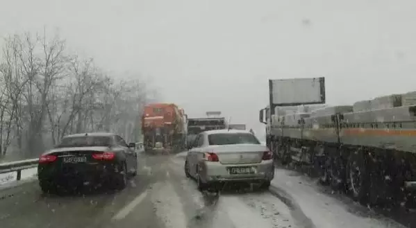 Bursa'da kar kentin yüksek kesimlerini beyaza bürüdü (3)