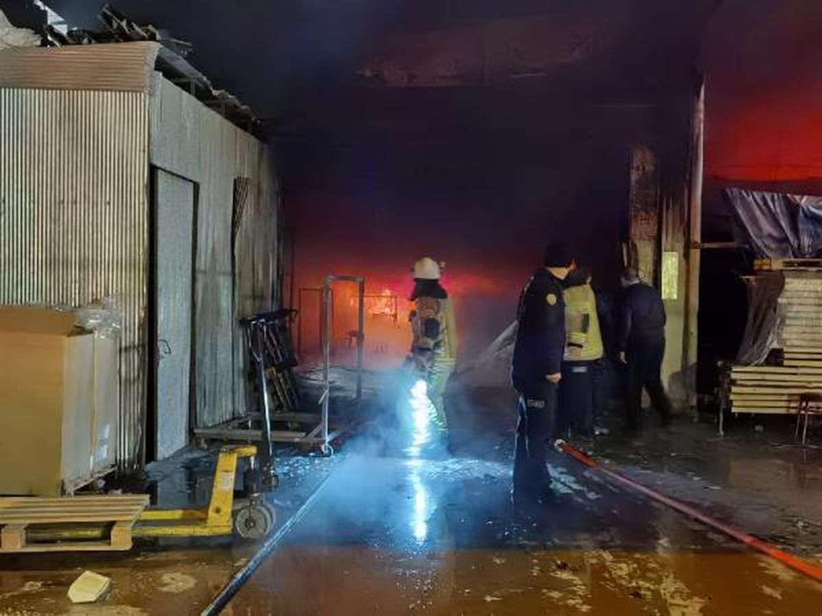 Bursa\'da mobilya fabrikasında yangın (2)