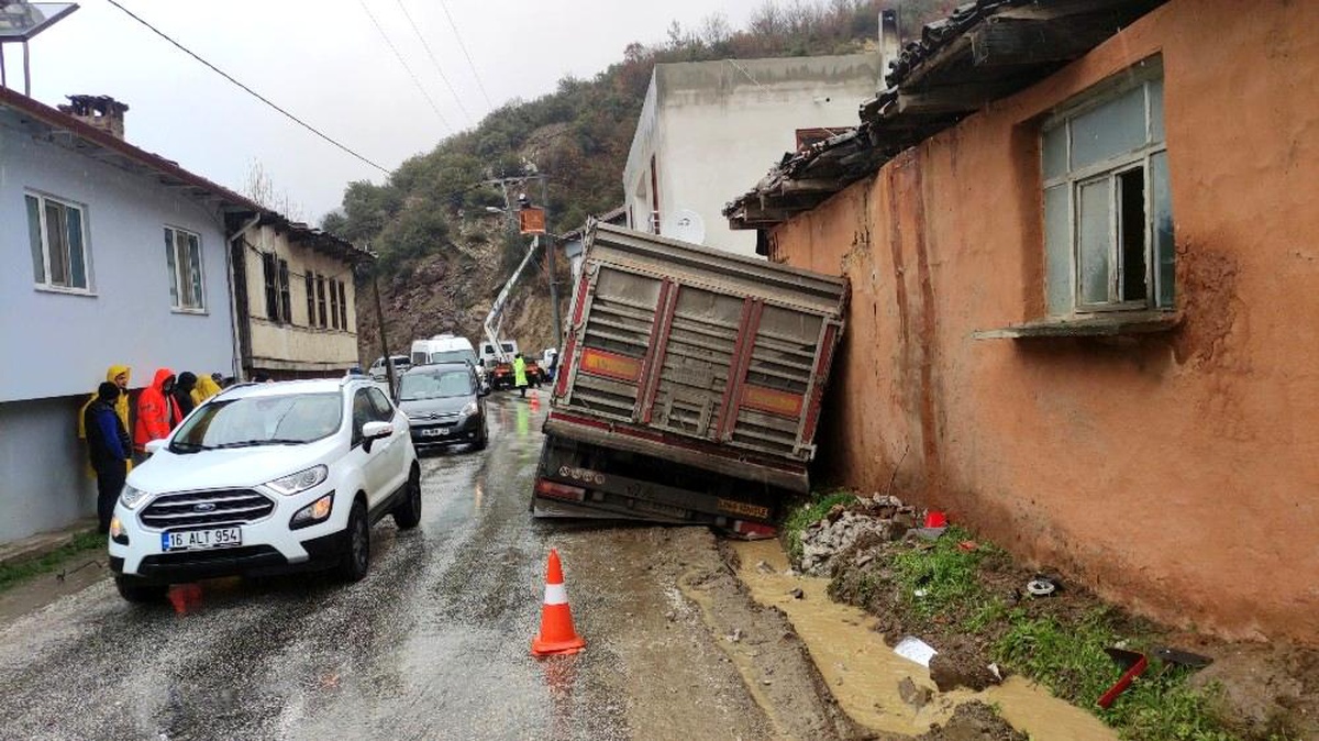 Bursa\'da tır eve girdi, mahalle elektriksiz kaldı