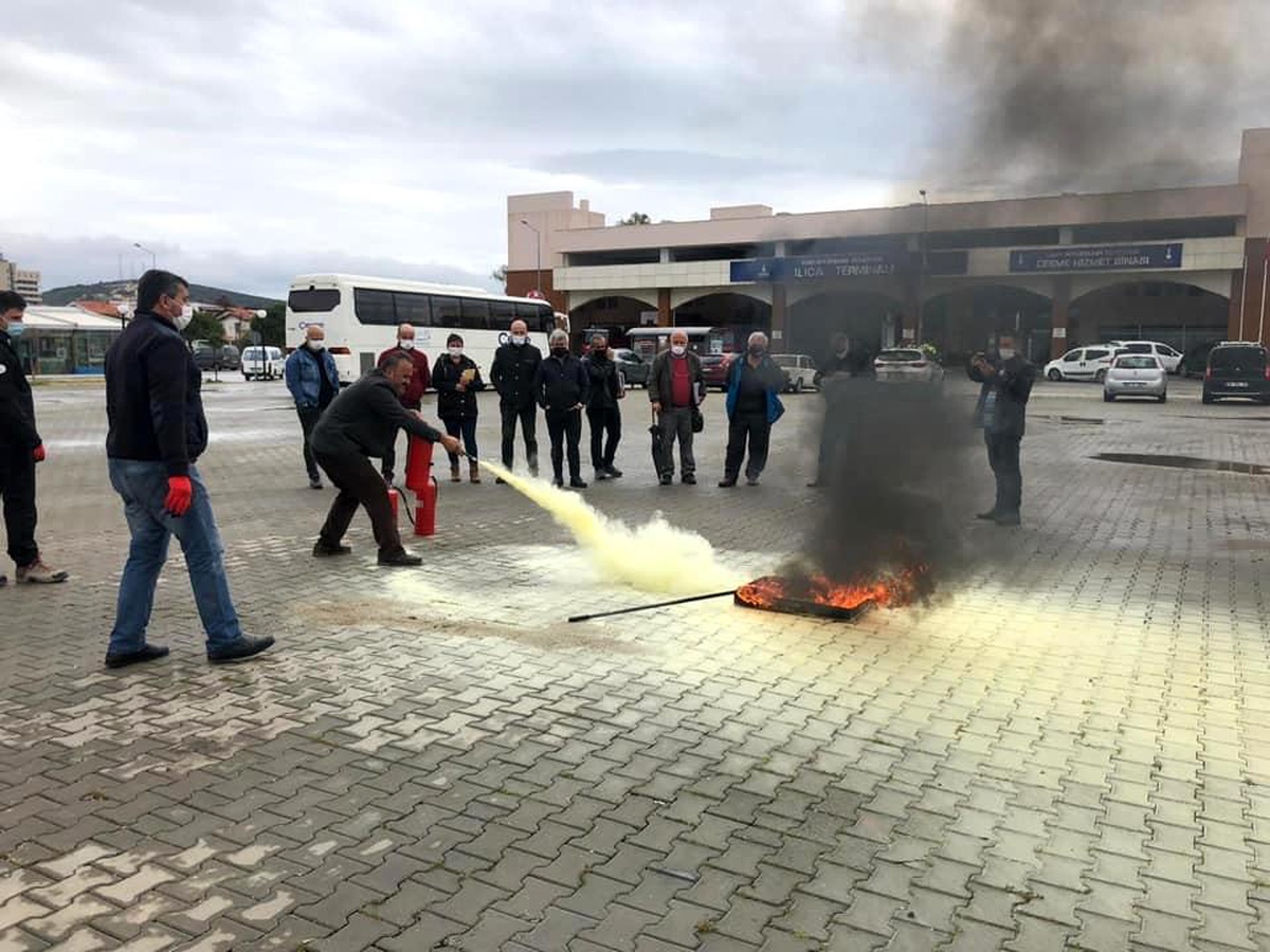 Çeşmeli muhtarlara yangın ve doğal afet eğitimi