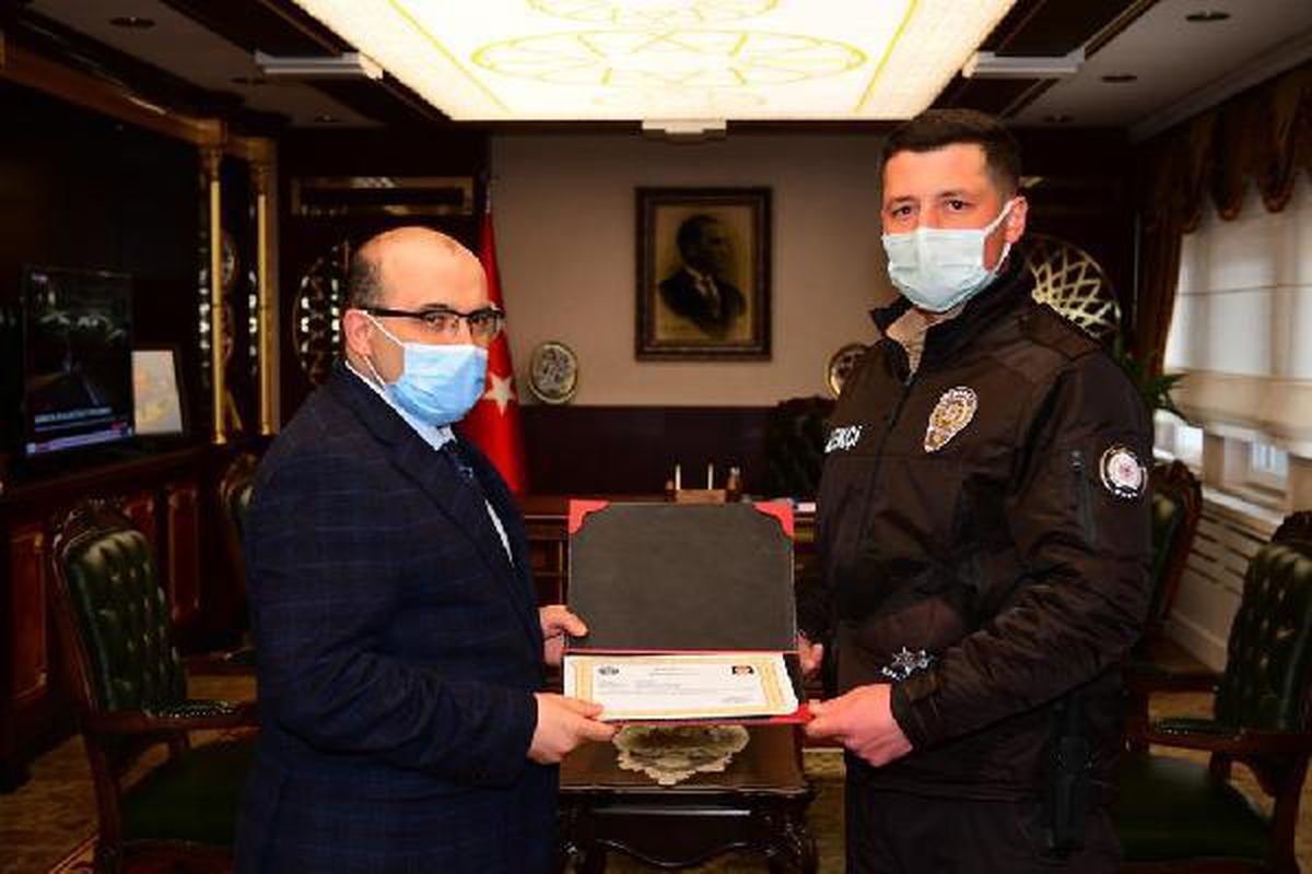 Denize düşen kızı bekçi kurtardı; o anlar kamerada (3)