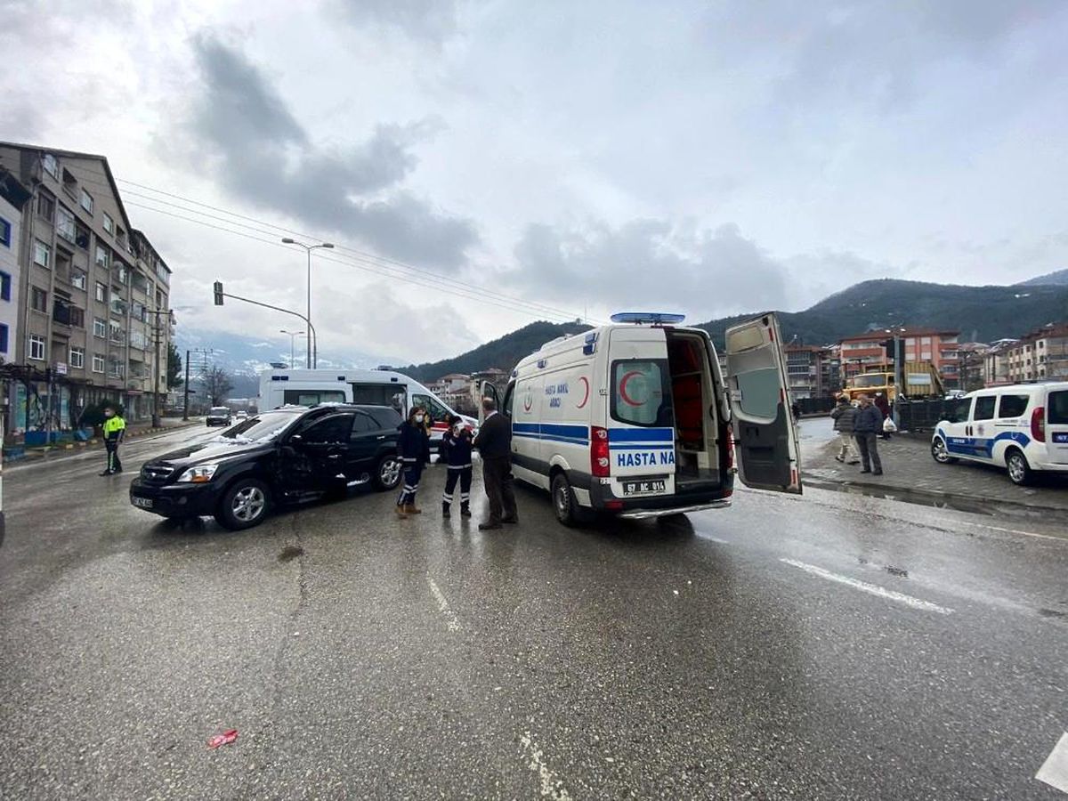 Son dakika haberleri... Devrek\'te trafik kazası: 3 yaralı