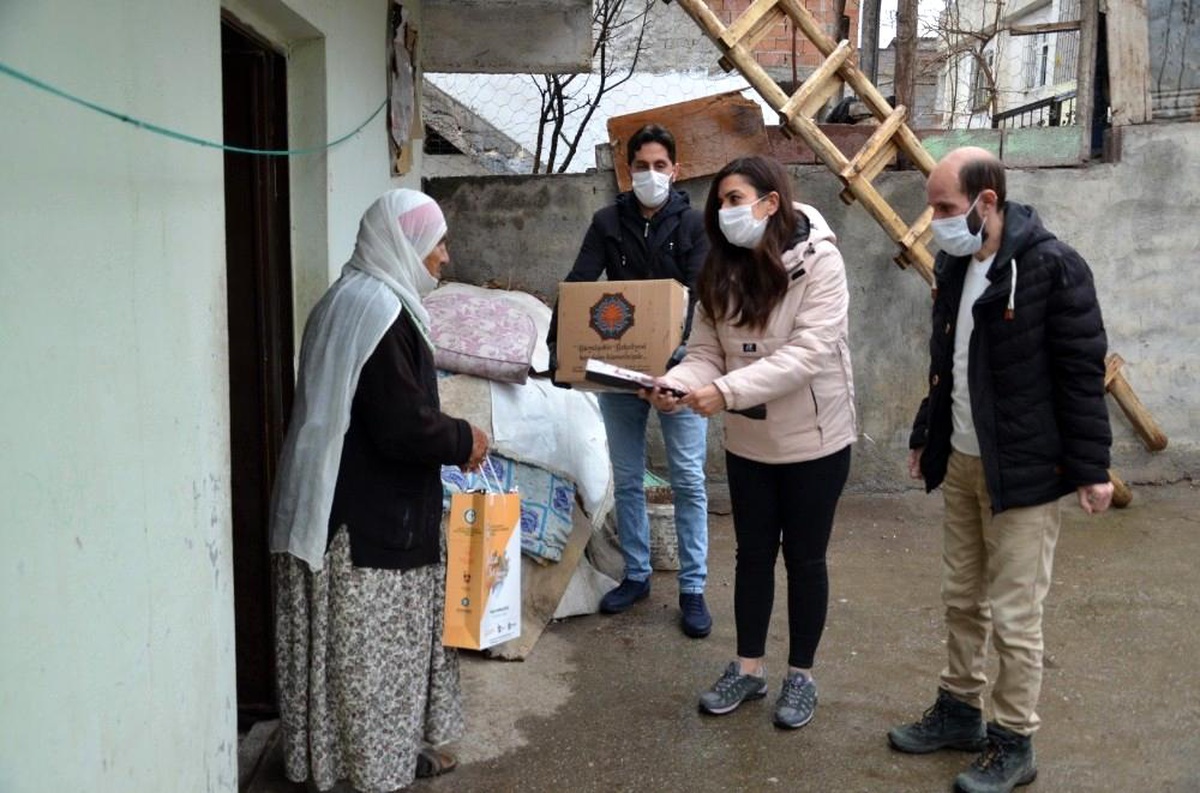Diyarbakır Büyükşehir Belediyesi yaşlıları yalnız bırakmadı
