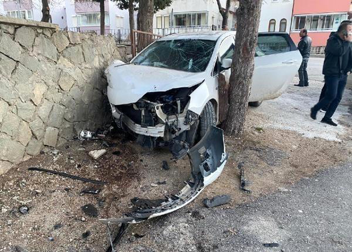 Eğirdir\'de bir araç cami duvarına çarparak durabildi