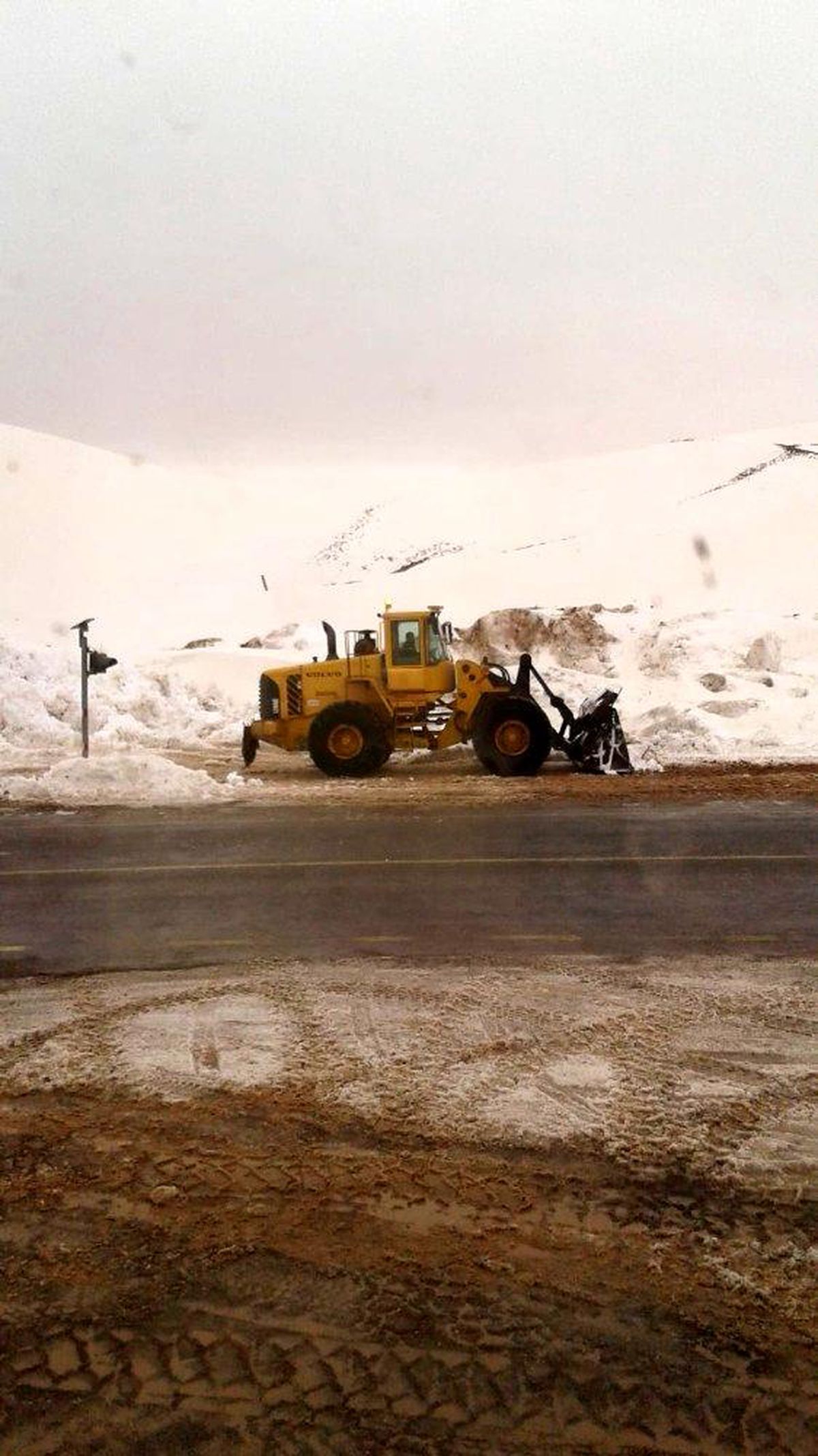 Eğribel\'de kar yağışı sürücülere zor anlar yaşatıyor