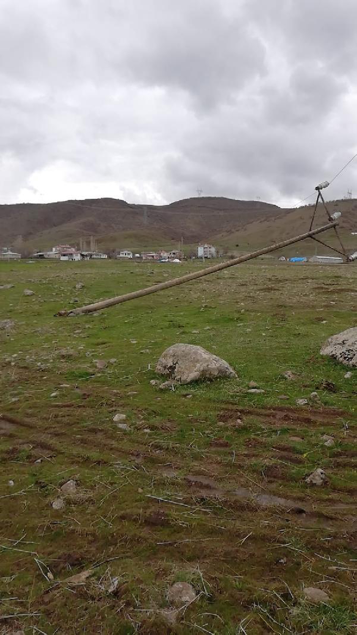 Elazığ\'da fırtına; 30 köyde çatılar uçtu, elektrik direkleri devrildi