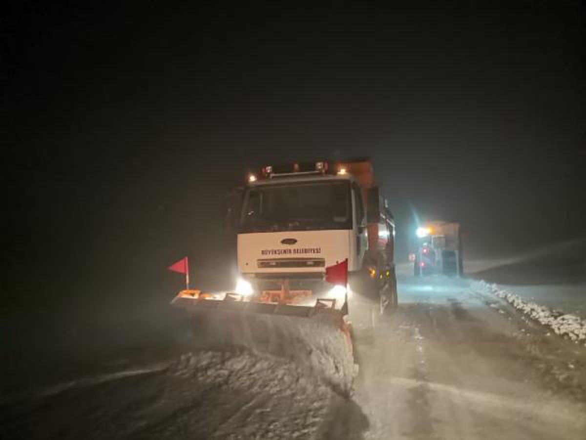 Eskişehir\'de etkili olan kar, yolları kapattı (2)