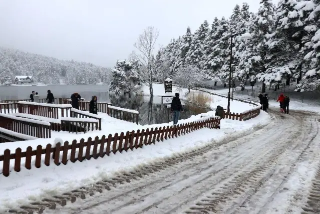 Gölcük Tabiat Parkı'nda beyaz örtüyle kaplandı