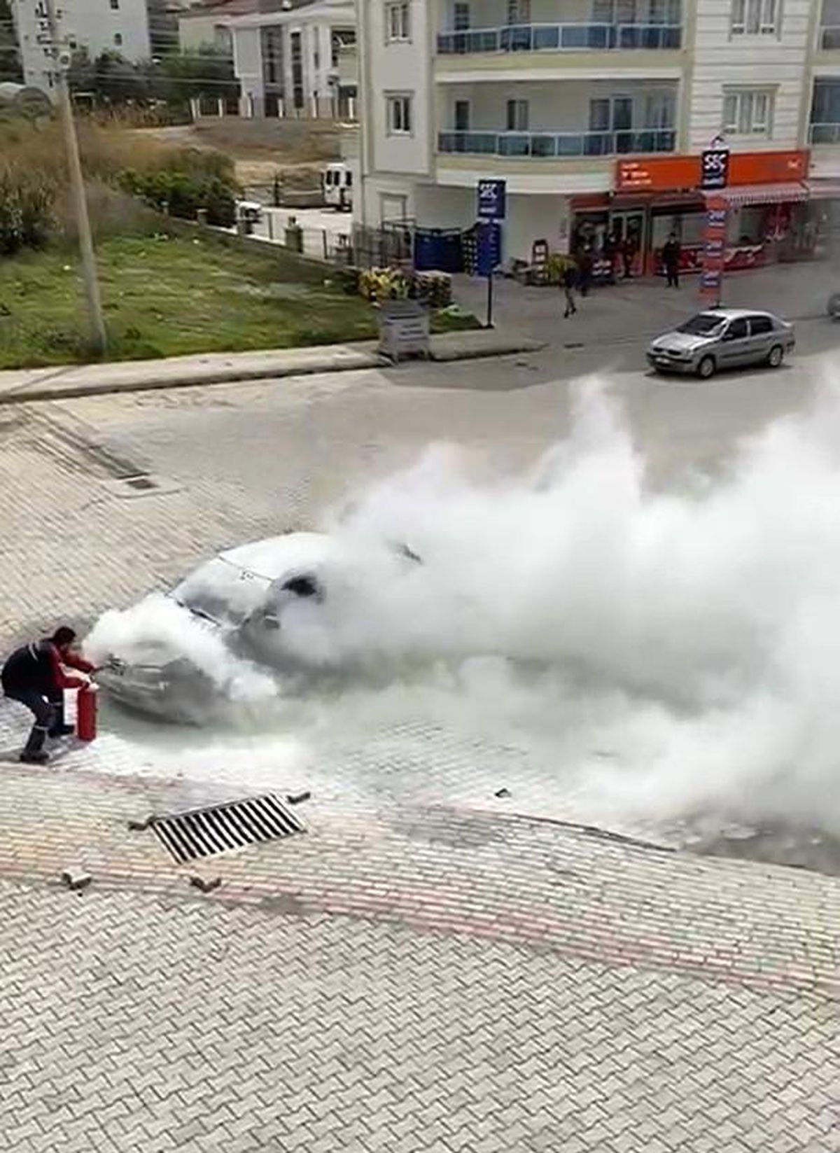 Son dakika haberleri! Hareket halinde alev alan otomobili, vatandaşlar söndürdü