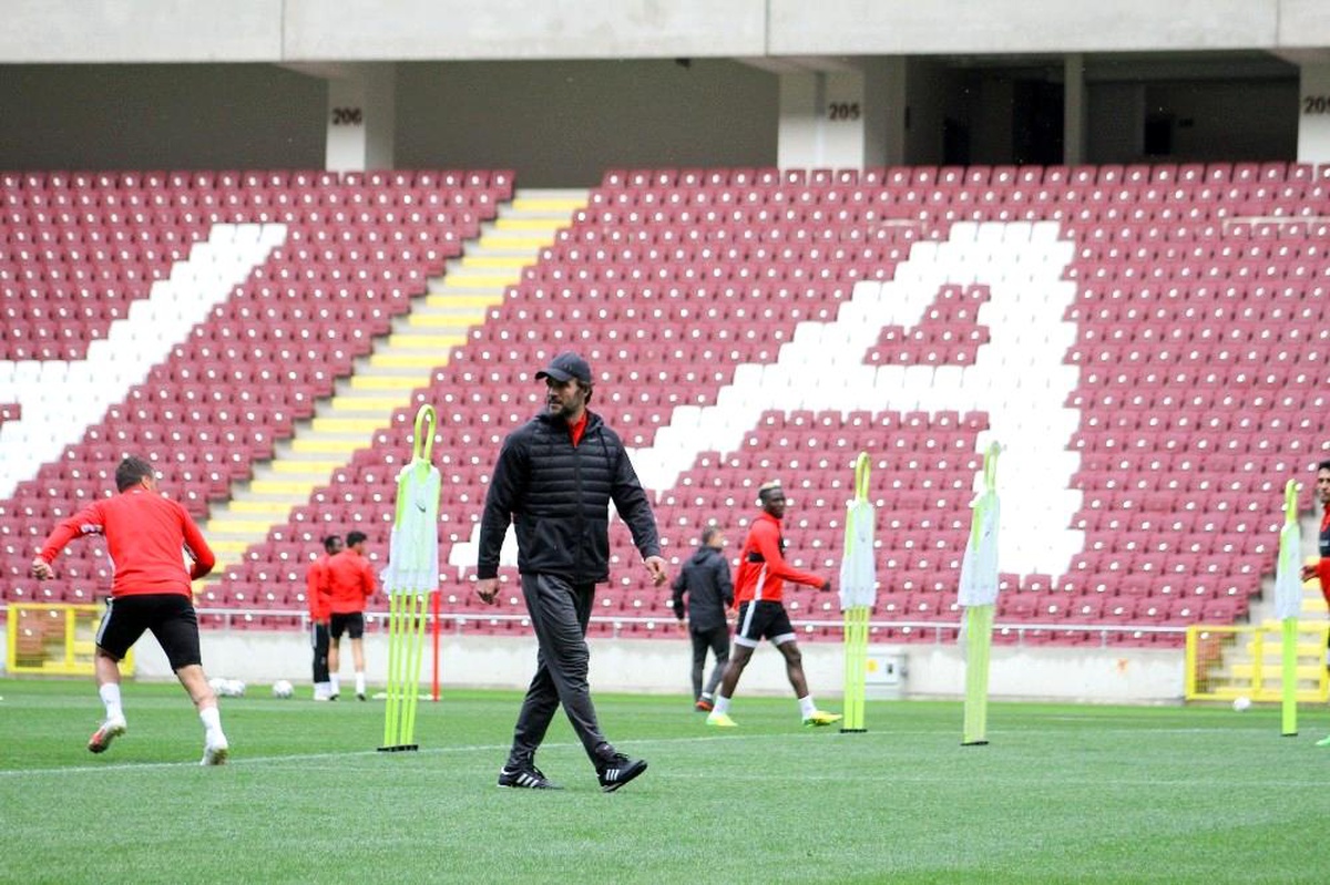 Hatayspor, yeni stadyumunda yaptığı antrenmanla çalışmalarını sürdürdü
