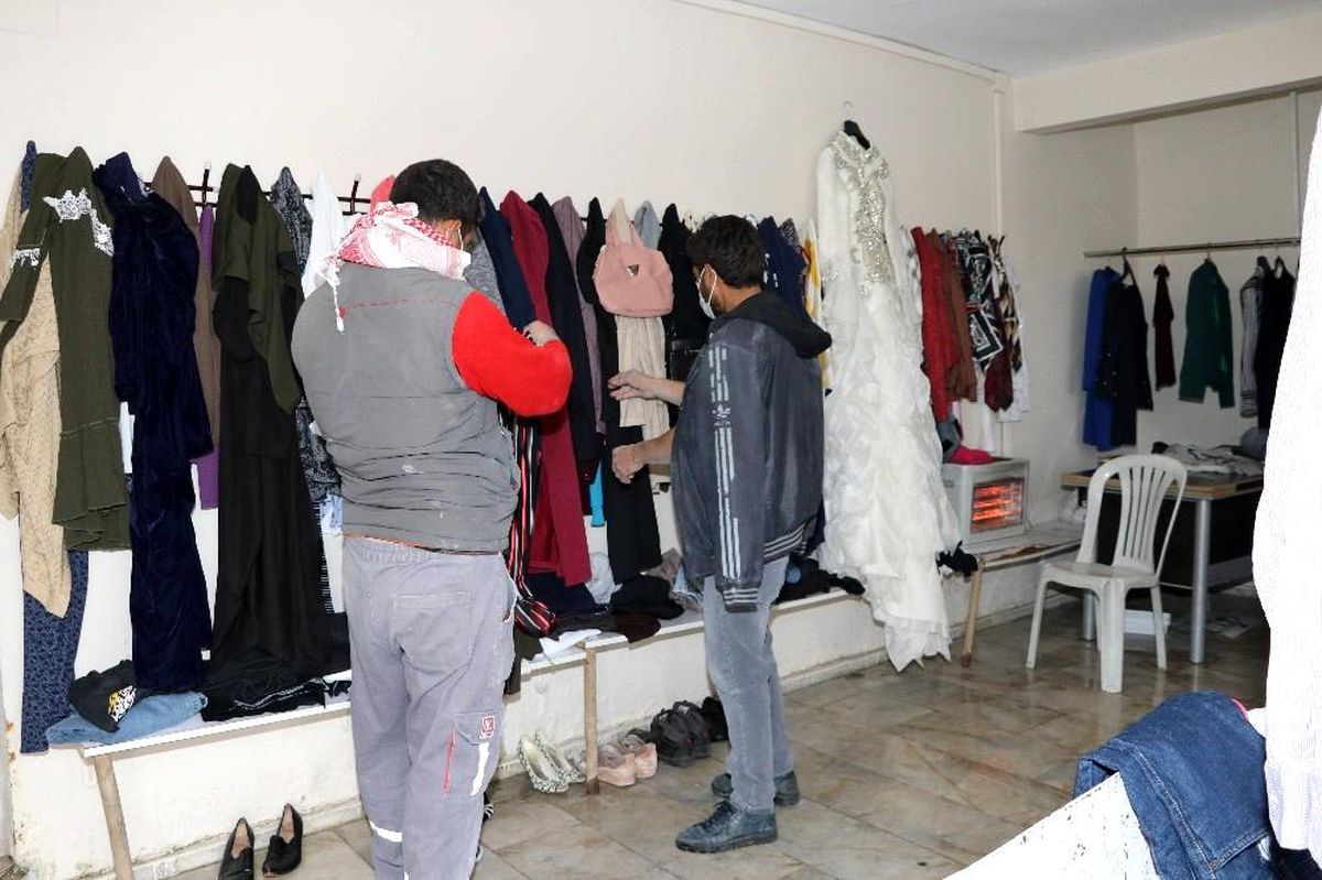 Karaköprü\'de ihtiyaç sahipleri mağazada giyiniyor