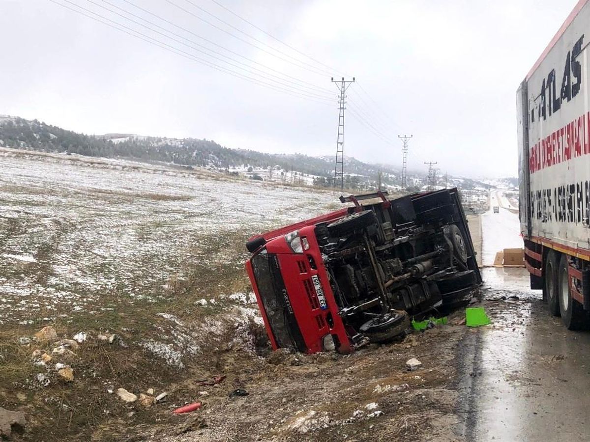 Son dakika haberleri | Karaman\'da devrilen kamyonetin sürücüsü yara almadan kurtuldu