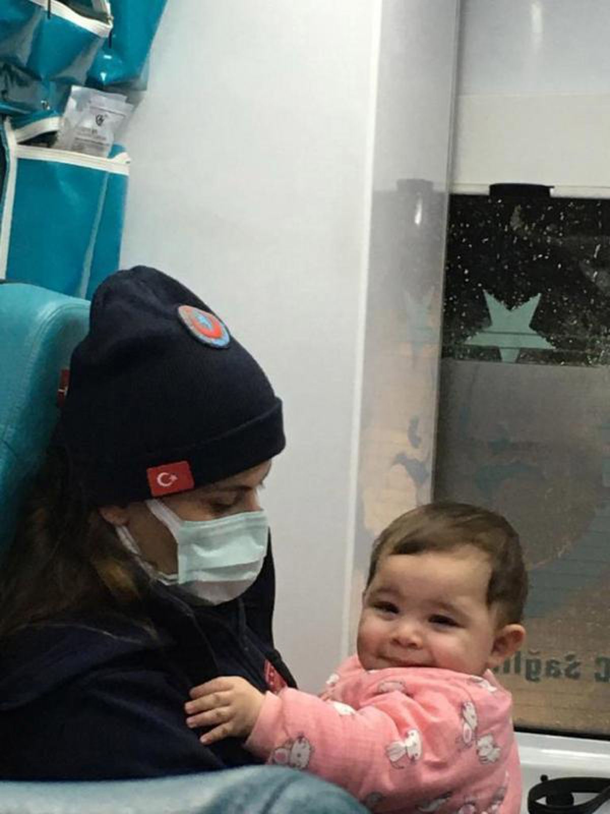 Karda yolda kalan, 5 aylık bebekleri olan aileye sağlık ekipleri yardım etti