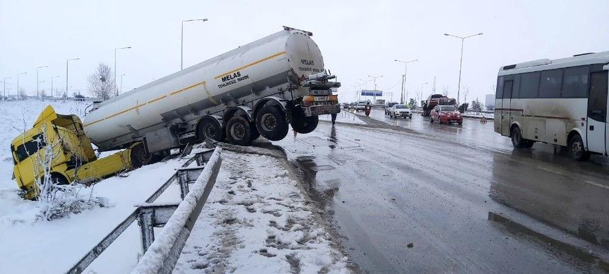Kayan tanker bariyerleri yıkıp şarampolde askıda kaldı