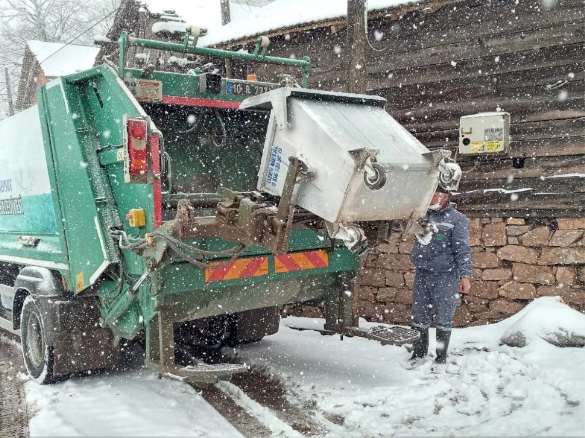 Kepsut\'ta kırsal mahallelere kar yağışı devam ediyor