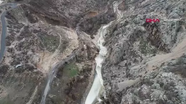 Konya'da heyelan ve taşkın; yol çöktü, araziler su altında kaldı