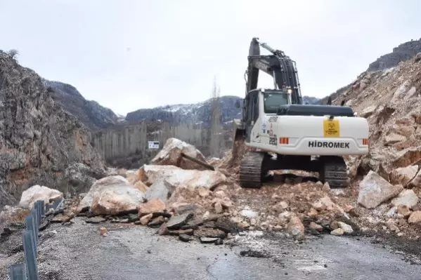 Konya'da heyelan ve taşkın; yol çöktü, araziler su altında kaldı