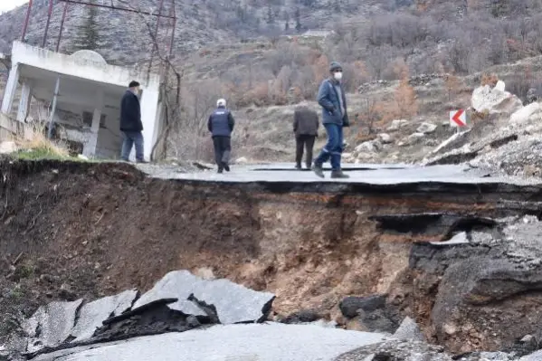 Konya'da heyelan ve taşkın; yol çöktü, araziler su altında kaldı