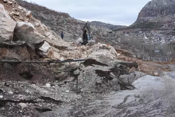 Konya'da heyelan ve taşkın; yol çöktü, araziler su altında kaldı