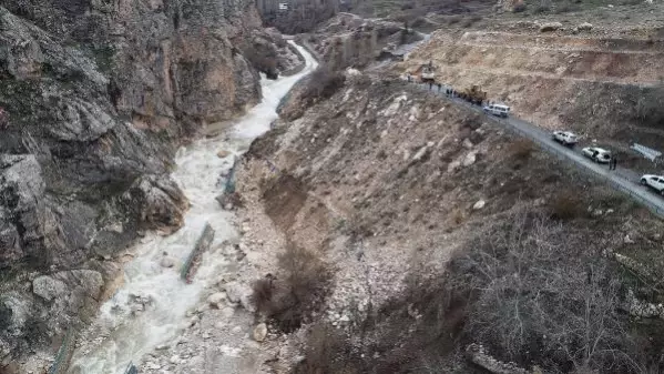 Konya'da heyelan ve taşkın; yol çöktü, araziler su altında kaldı