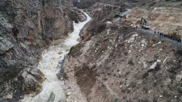 Konya'da heyelan ve taşkın; yol çöktü, araziler su altında kaldı