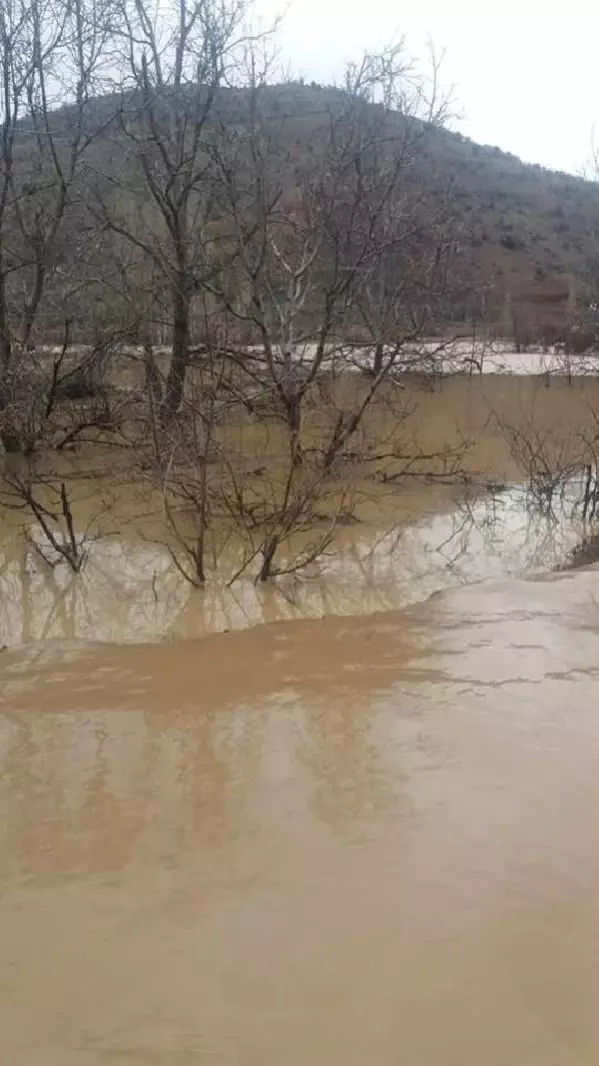 Konya'da heyelan ve taşkın; yol çöktü, araziler su altında kaldı