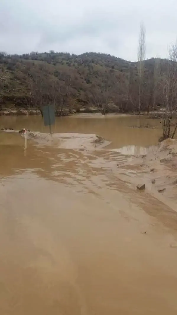 Konya'da heyelan ve taşkın; yol çöktü, araziler su altında kaldı