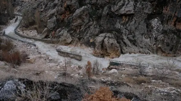 Konya'da heyelan ve taşkın; yol çöktü, araziler su altında kaldı