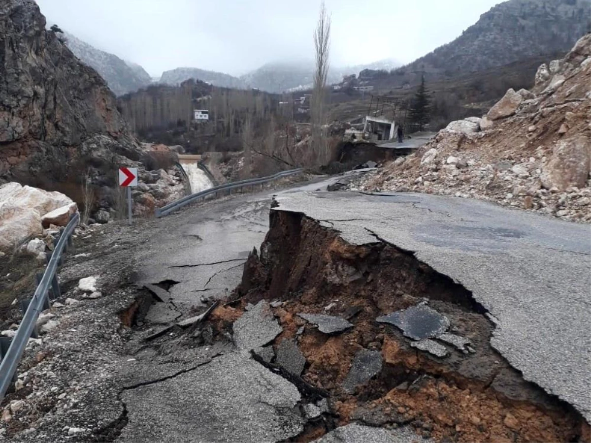 Konya\'nın Taşkent ilçesinde sel nedeniyle 3 mahalleye ulaşım kesildi