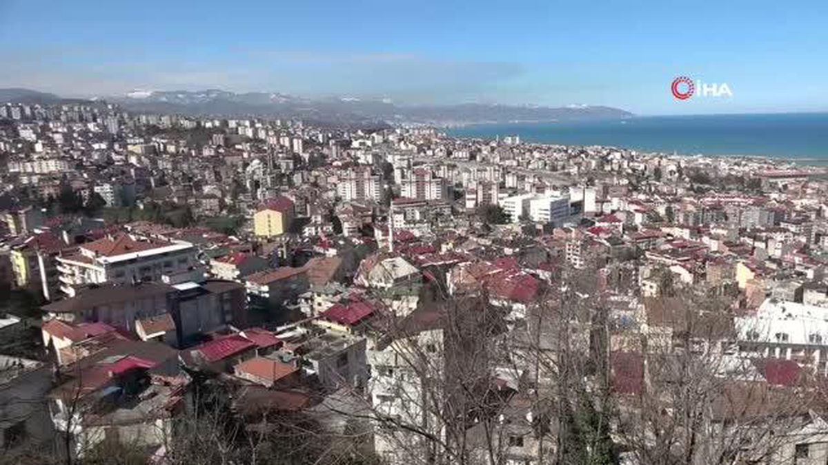 Korona virüsün çok riskli illeri arasından yer alan Trabzon\'da park ve bahçeler boş kalmıyor