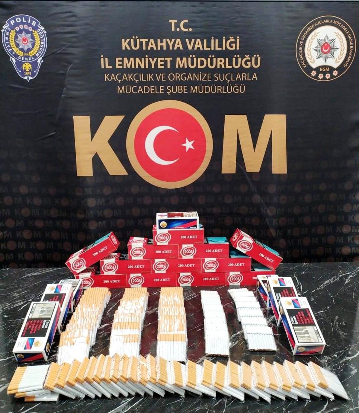 Son dakika haberleri: Kütahya\'da bir iş yerinde 4 bin 100 adet makaron ele geçirildi