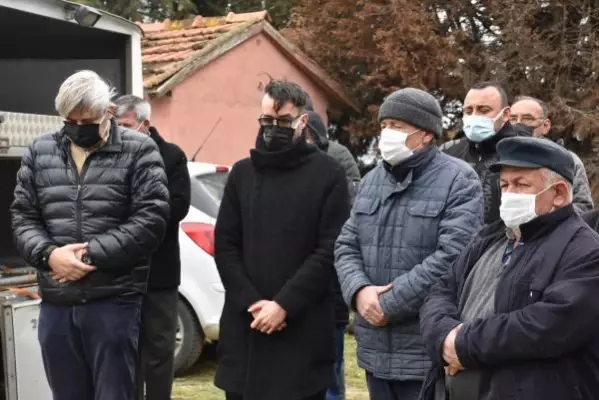 Müzisyen Cem Adrian, babasını son yolculuğuna uğurladı