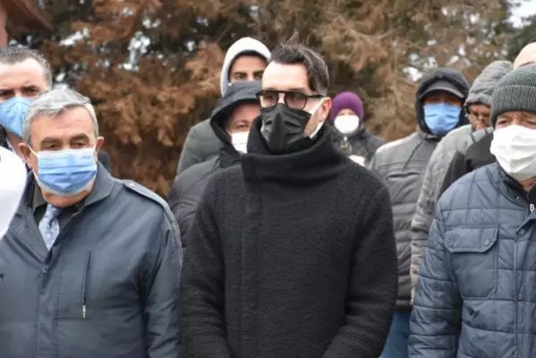 Müzisyen Cem Adrian, babasını son yolculuğuna uğurladı