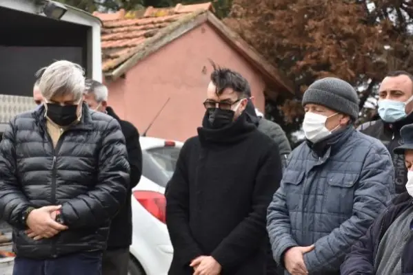 Müzisyen Cem Adrian, babasını son yolculuğuna uğurladı