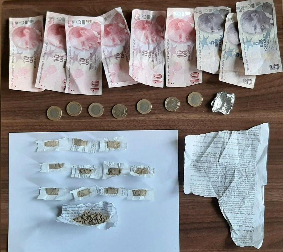 Son dakika haberi! Polisi gördü kaçarken yakalandı, üzerinden uyuşturucu çıktı